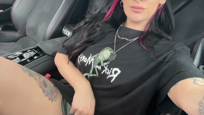 Hayley Quinn: Hayley Quinn Cums Hard in Lamborghini