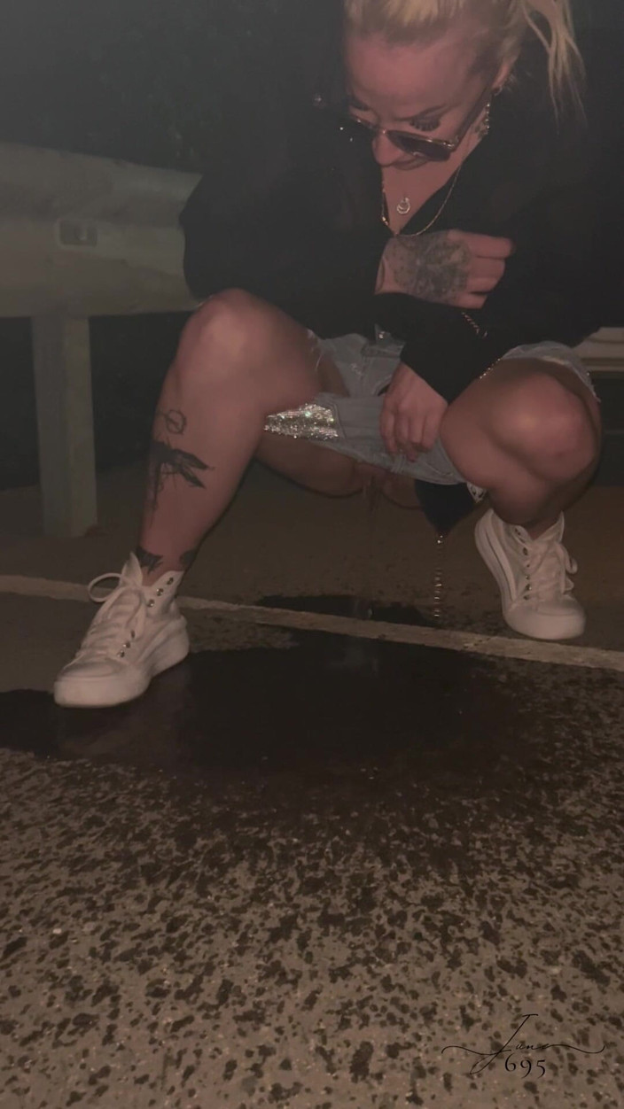 June695: ゴールデンシャワー・オン・ア・ストリート