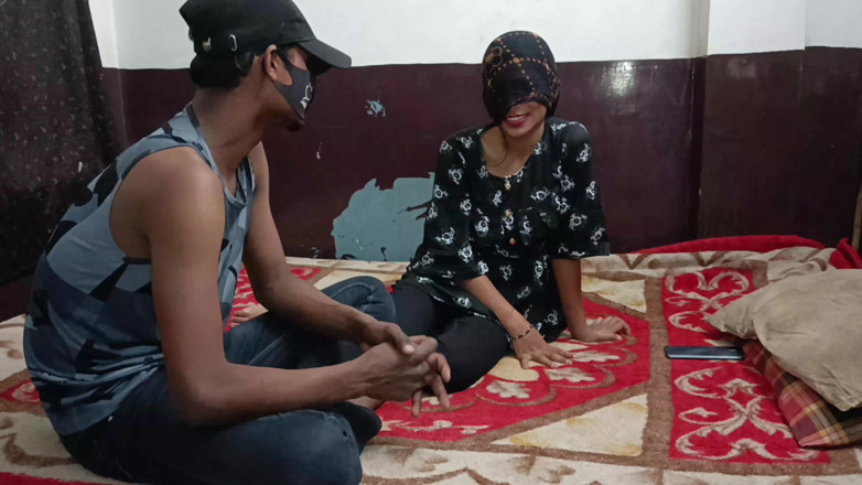 HousewifeGeeta: Hintli aldatılan koca zayıf seksi karısını arkadaşıyla üçlü grup seksle sikiyor