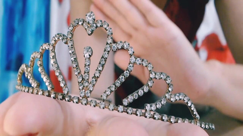 Bolly Karma: Đụ máy bay bà già nóng bỏng ngay bên cạnh...