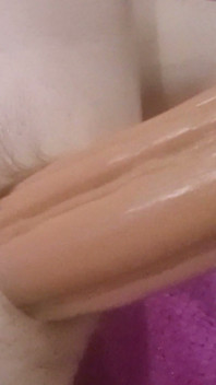 Schlampiger großer dildo anal mit viel weit offenem