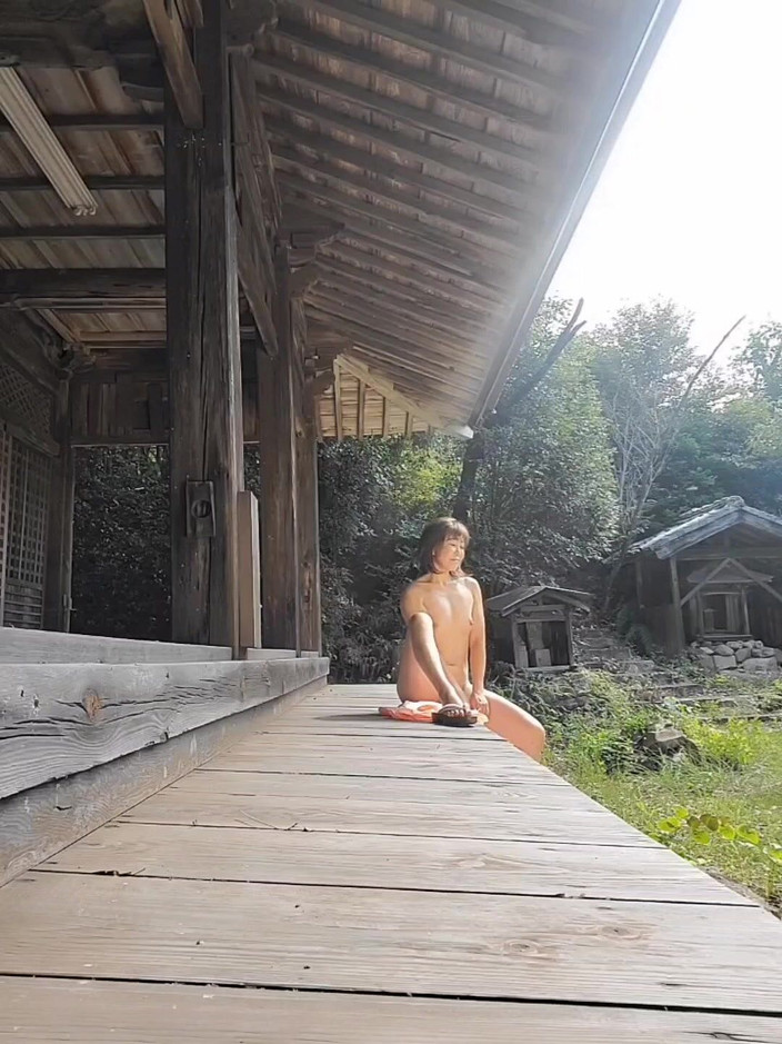 Mayumi Kanzaki: Pada suatu hari musim panas, seorang wanita matang telanjang dan...