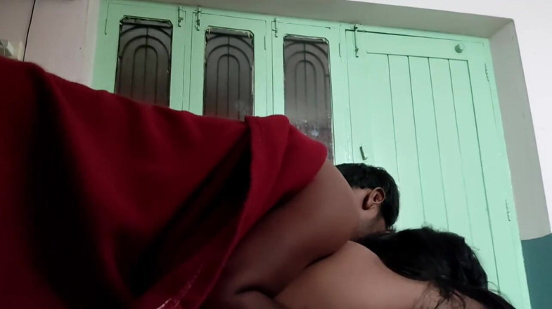 Hindiaudioadda1: Sexo anal debaixo do cobertor