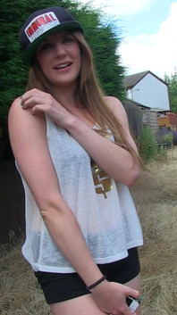 Samatha Bentley pisses outdoor