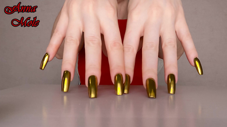 Anna Mole: Klopfende finger, goldene Nägel