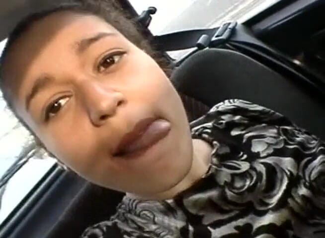 Hard Lesbians: Versaute lesbische teenager küssen sich im freien, bevor sie im...
