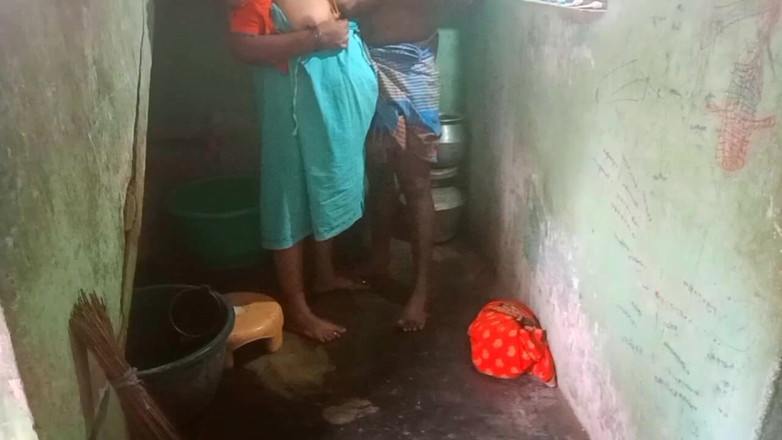 Desi Sathiya: Desi indická manželka šuká ve vesnici Hasband