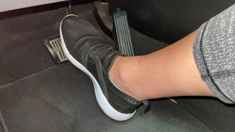 footivities: Ivys'in Ayaklarıyla Tenis Ayakkabısı Içinde Pedal Pompalıyor