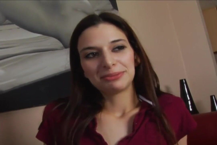 Young Sinner: Dívá se na tebe, zatímco kouří velkého tvrdého ptáka!