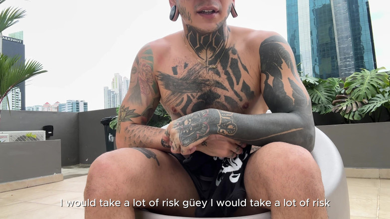 Dyavol: O macabro gigante humilha o minúsculo humano em público