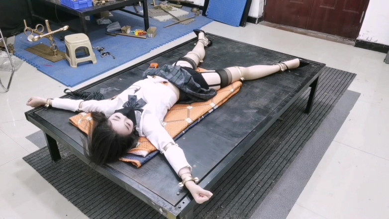 OrangeXXOO: ตัวละครยักษ์ขังทาสหญิงของฉันไว้