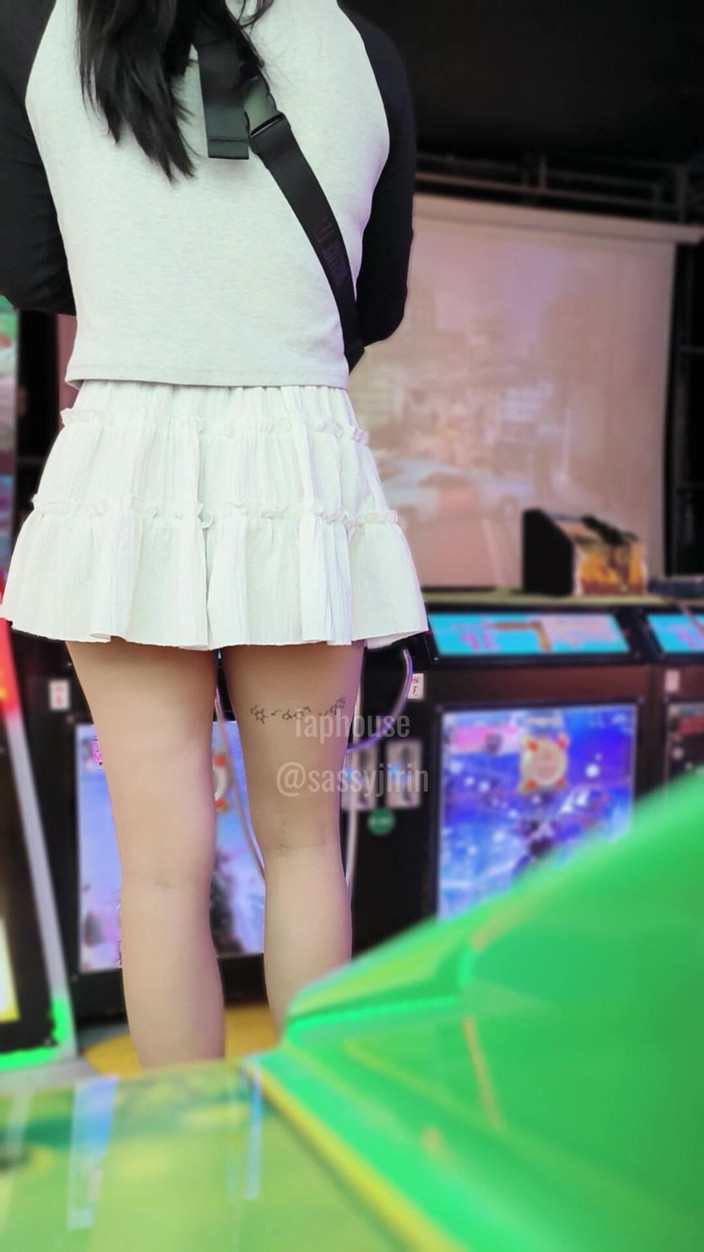 Caged sissy: Sissy în cușcă: Arcade, prima încercare