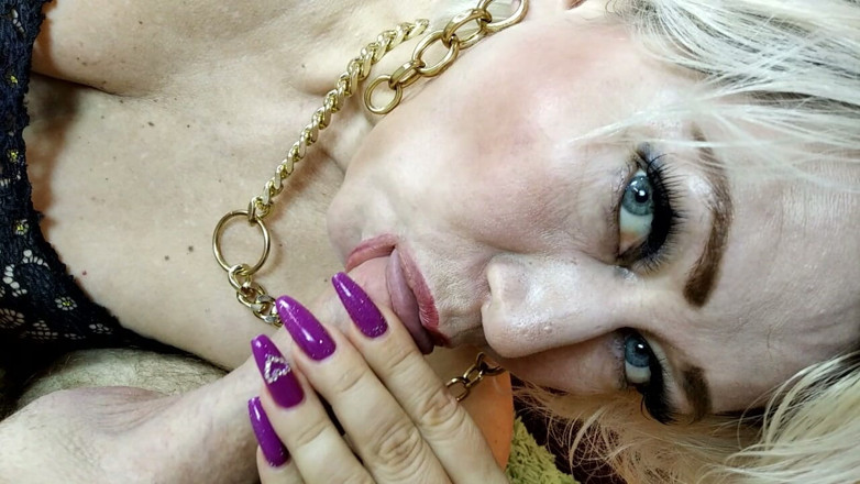 AimeeParadise: Seorang pelacur matang, model kamera web, menghisap batang suaminya selepas...