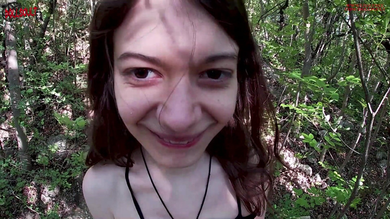 Dolls Cult: Ajut o fată sexy care s-a pierdut în pădure și îmi mulțumește cu...