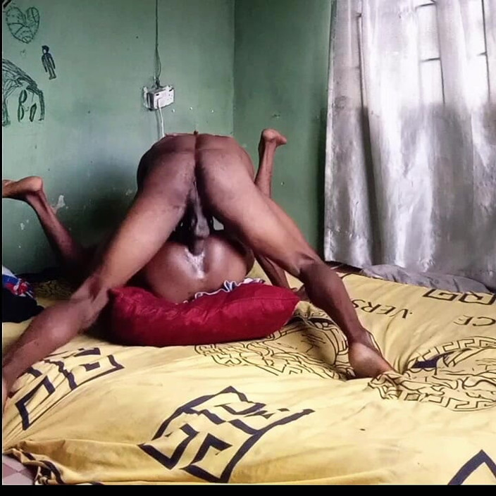 BLACKSHOOTERR: main aur mera roommet chudaee kar rahe hain