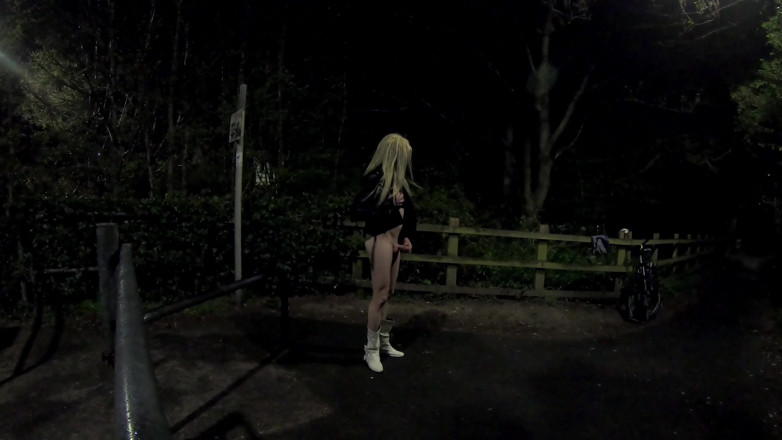 The Midnight Minx: Pamer sedikit gelap basah di sebelah jalan