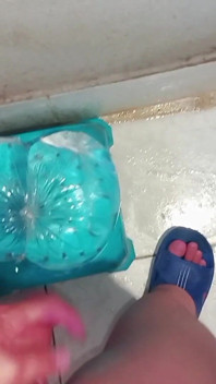 Lo que comenzó como un baño normal se convirtió en una intensa experiencia privada de primer plano