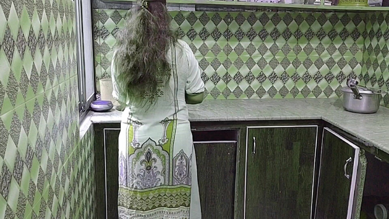 Pakistani couple X: Indian Desi Stepaunty Kitchen Mai Kam Kr Rahi Thi Pati...