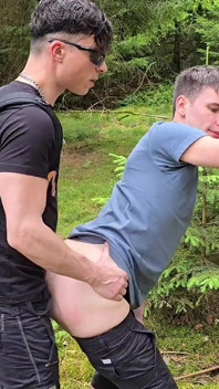 ฉันเย็ดสาวเกย์ของฉันกลางแจ้ง เริ่มจากปากลึก ๆ แล้วก็เปลือยหลังจนน้ําแตกในร่องตูดเขา