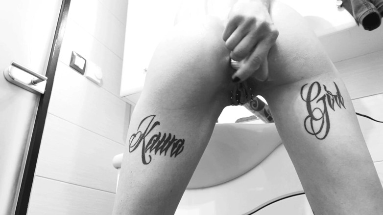 InkedKawaGirl: Vibrador en apretado culo