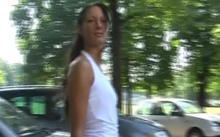 Deutsche Camgirls: Un tipo arrapato scopa due fantastiche ragazze tedesche all'aperto