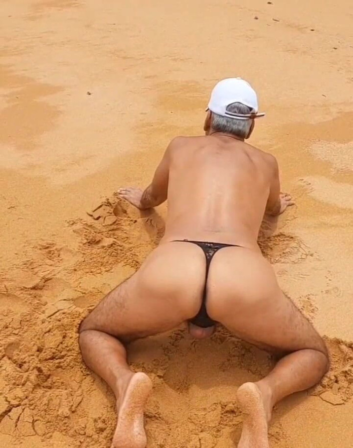 Ladysilvas: Ladysilva transvestört am strand im höschen, was für ein heißer...
