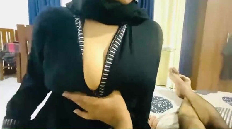 Arabicqueen: Indiana professora pressiona muçulmana hijaby menina peitos