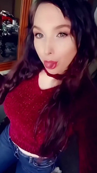 Colega mea de cameră lesbiană de 55 de ani a primit un videoclip surpriză cu mine săltându-mi țâțele mari în multe pulovere, apoi mă fut tare pentru ea