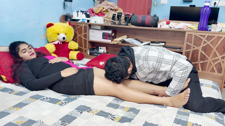 Vaishnavysharunraj: Malayali patron kız ayak masajı erkek personel tarafından
