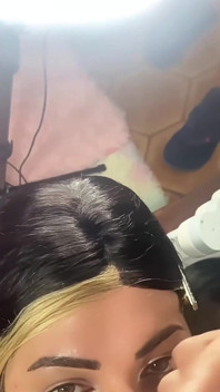 Trans menina chupa pau e bolas e recebe porra no rosto