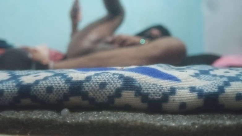 Urvashipatil123: インドのクロスドレッサーのセクシーなシルクナカブ動画