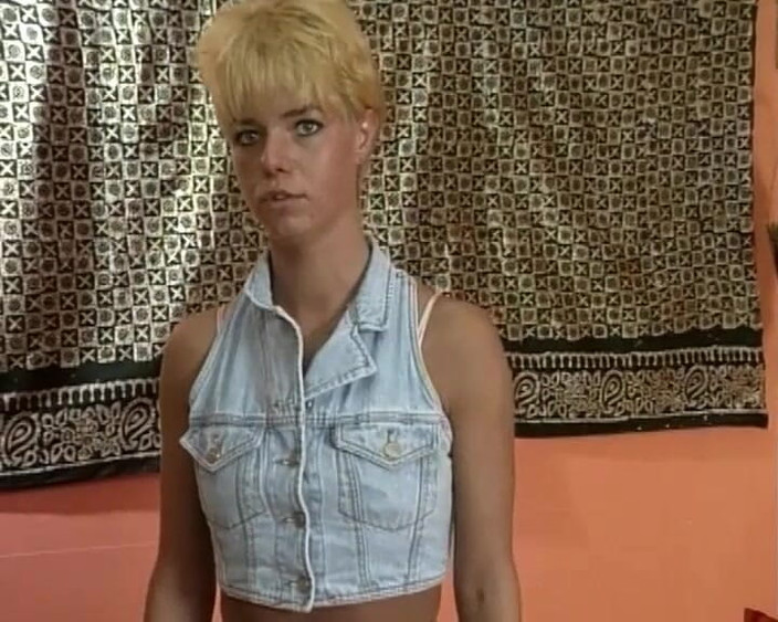 YOUR FIRST PORN: La pequeña Jenny tiene que orinar de verdad