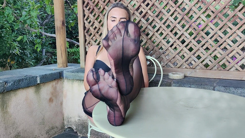 Goddess Lena: 穿着真正的尼龙丝袜挑逗