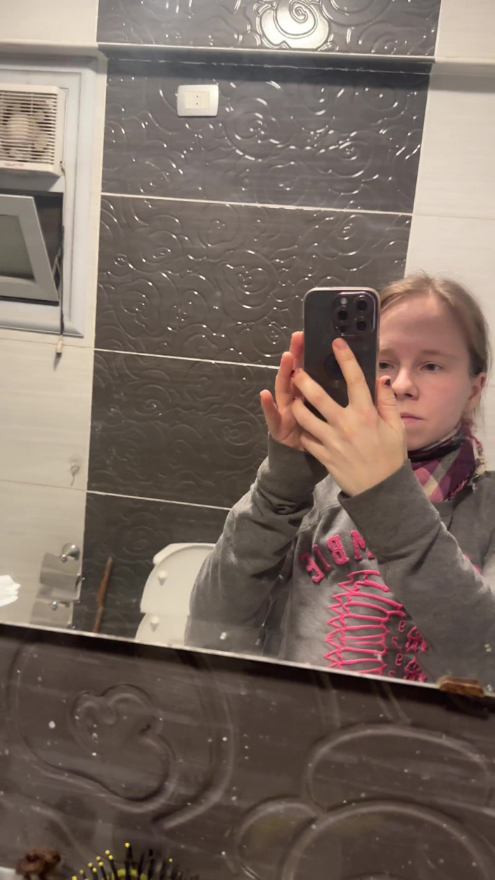SweetLucy96: Razor Slides Into My Pussy