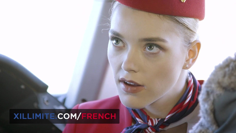 French girls at work: 美丽的空姐向飞行员投降