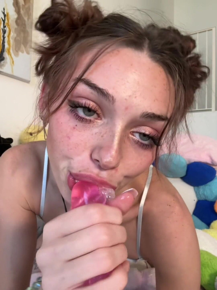 Shrooms Q: Shr00ms Q si scopa da sola con dildo e hitachi