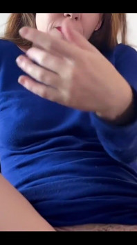 你打开门，发现lev，你娇小的姜奖杯妻子，诱人地躺在床上