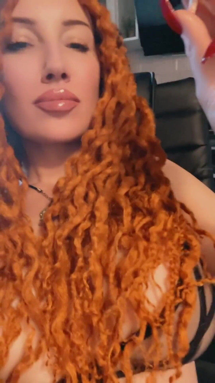 BadAssBitch: Si inginocchia e inala il mio fumo, perdente