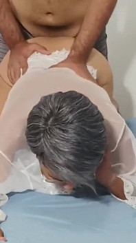 아빠가 일하는 동안 마사지 후 새엄마의 입을 우유로 채웁니다.