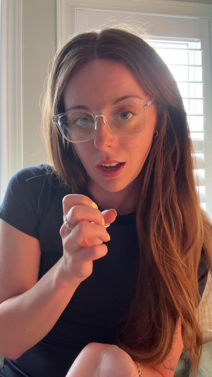 Nadia Foxx: 안경을 쓰고 쓰다듬는 섹시녀!