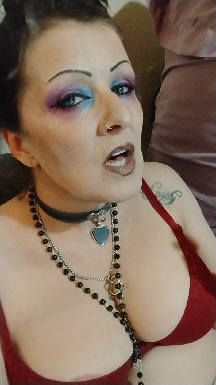 Abby Anna: 브래지어를 입고 담배를 피우는 밀프