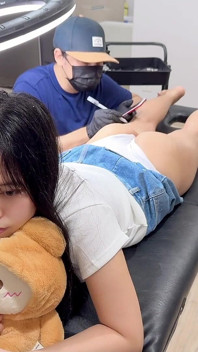 Fetei asiatice îi place să se tatueze în timp ce este excitată