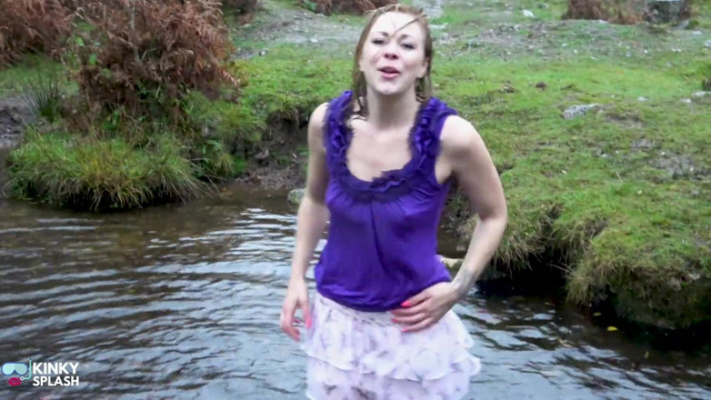 UKCuteGirl Lucy Lauren: Welly Sploshing in Boots and No Panties!
