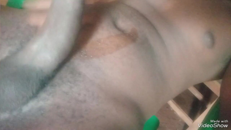 Sexyjayla254: Шаловливый африканский паренек кончает дважды, используя первый камшот в качестве смазки для второго