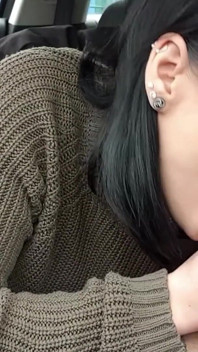 Deutsche freundin gibt einem date einen blowjob im auto und schluckt, während freund im obergeschoss wartet