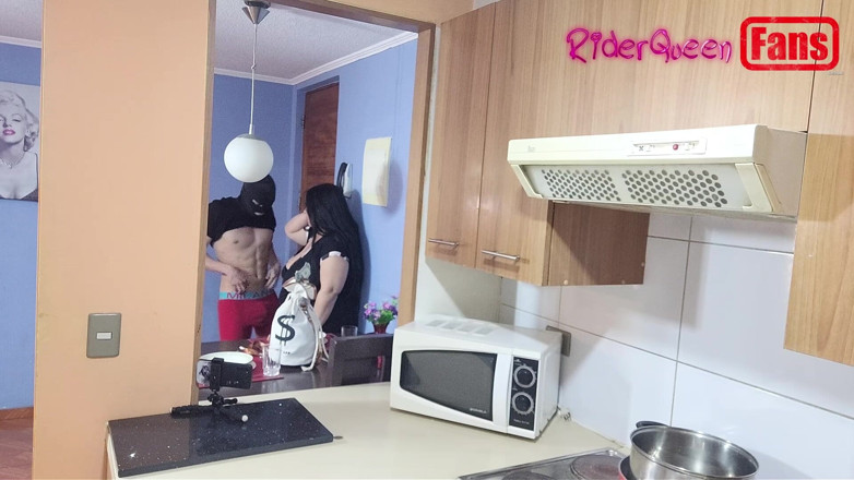 Riderqueen: Hayranlar için videolar: maskeli genç adam beni mutfakta sikiyor