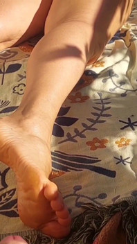 Amateur blonde rijpe vrouw geniet van naakt poseren en voetenaanbidding