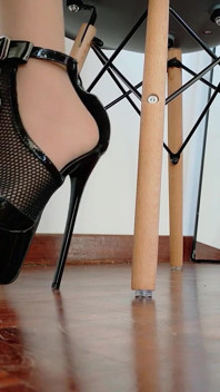Ölümcül stilettos'ta yüksek ve yürüyüş