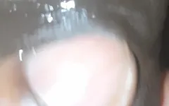 Dia menikmati saat-saat kenikmatan yang intim.