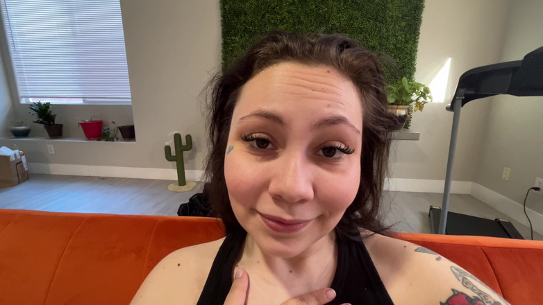 Lenna Lux: Riesin näht dich in ein trainingshöschen